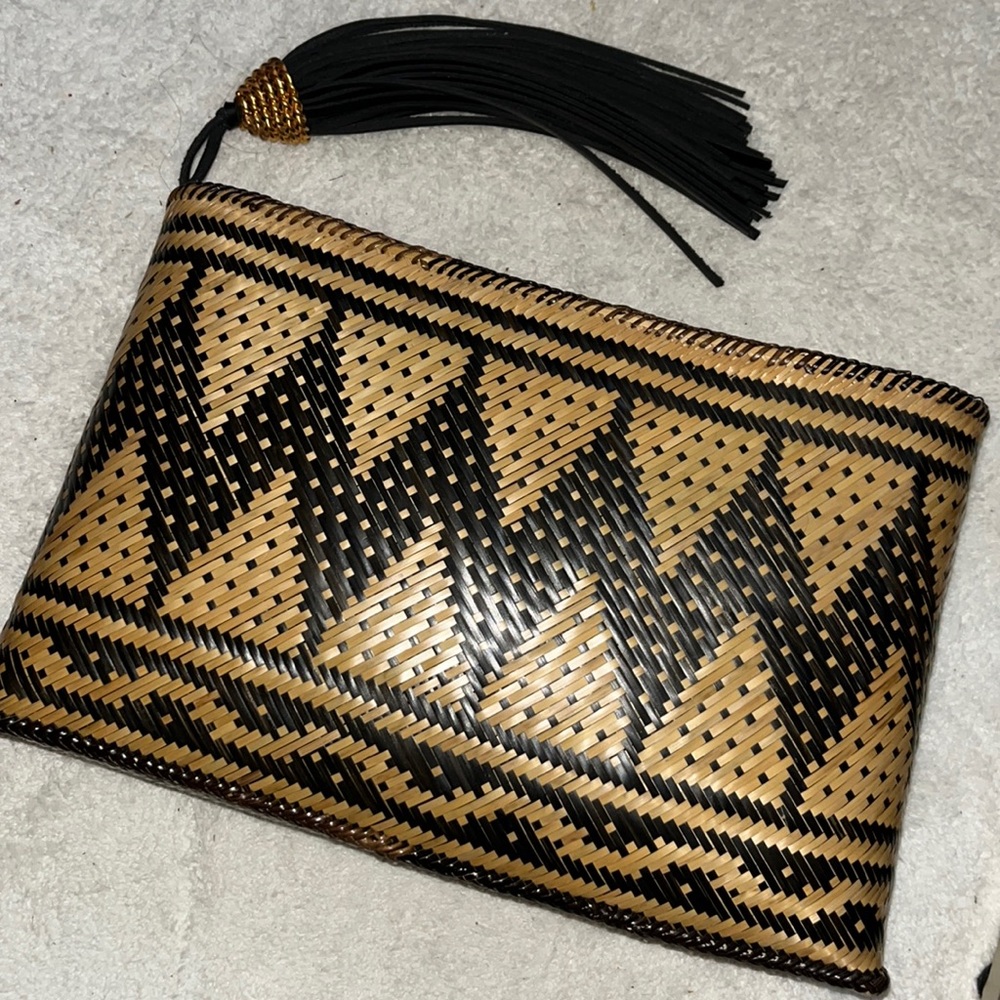 NWOT Aranaz Straw clutch